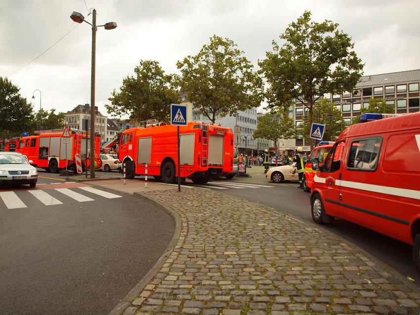 2 Denkmalkletterer hielten Feuerwehr und Polizei in Trapp Koeln Heumarkt P004.JPG